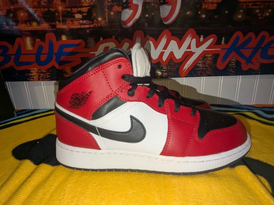 $95 Air Jordan 1 Mid-Chicago Black Toe- Size #7Y - photo 3