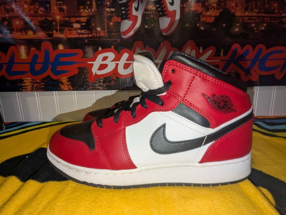 $95 Air Jordan 1 Mid-Chicago Black Toe- Size #7Y - photo 4
