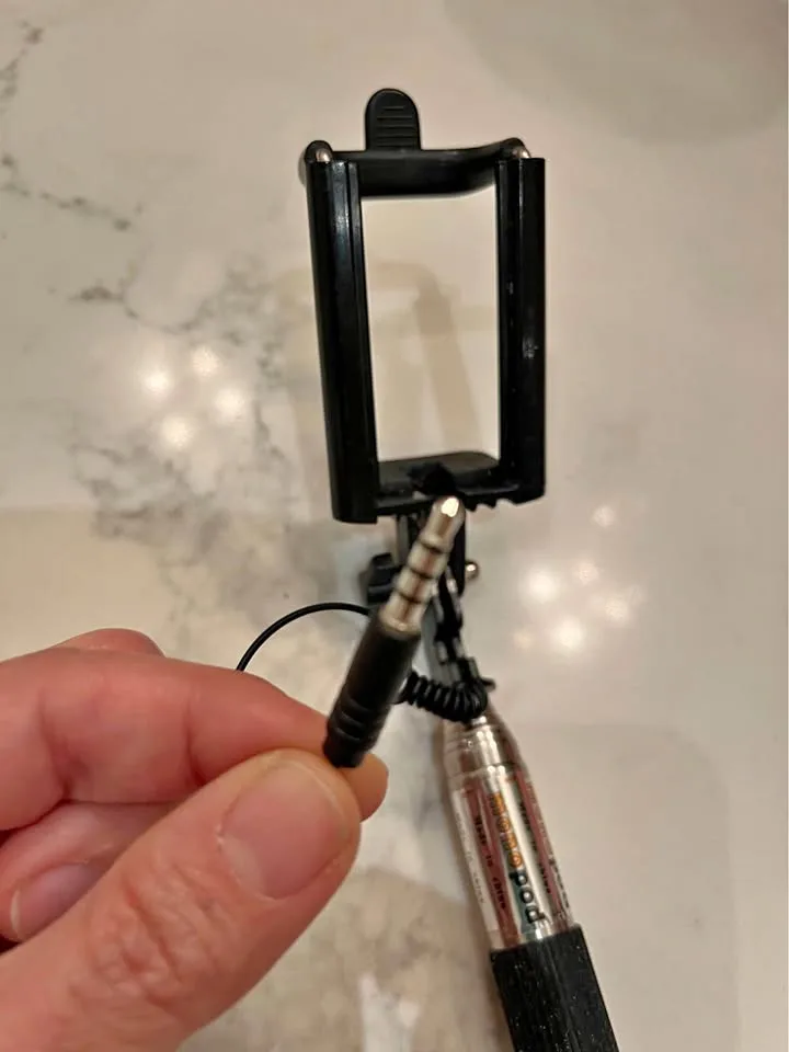 IPHONE SELFIE STICK thumbnail