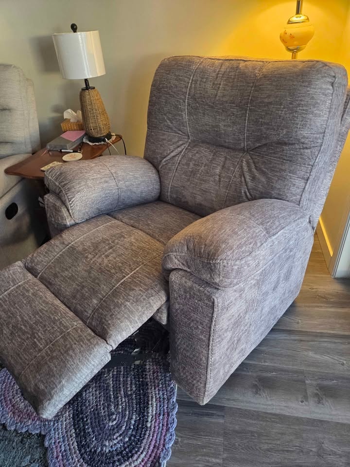 Almost new rocker recliner - photo 2