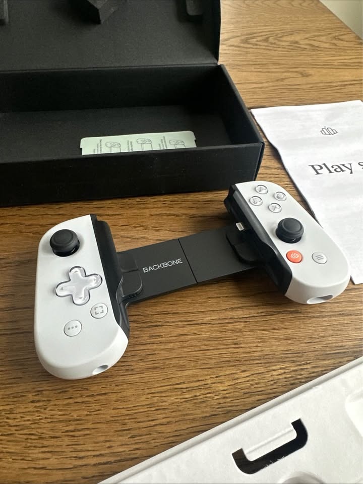 BACKBONE Mobile Gaming Controller 2nd Generation - photo 2