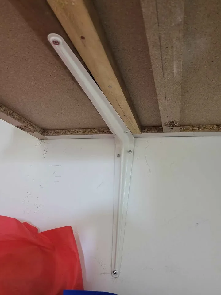 Shelf Brackets with Platforms image indicator(3)