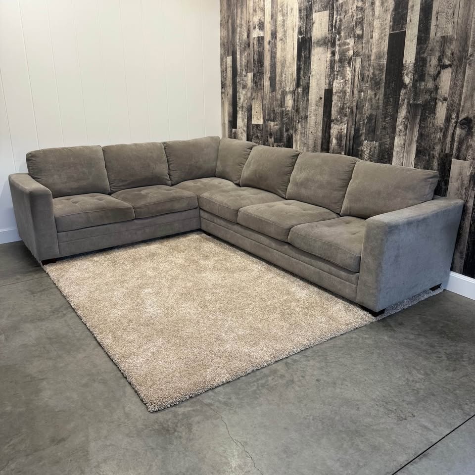 Thomasville 2-Piece Sectional – USB Charging - photo 2