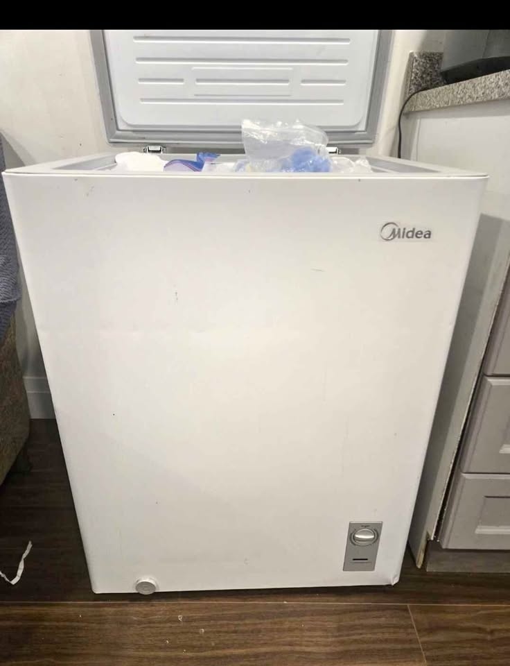Midea 5-Cu-Ft Chest Freezer – Reliable & in Excellent Working Or