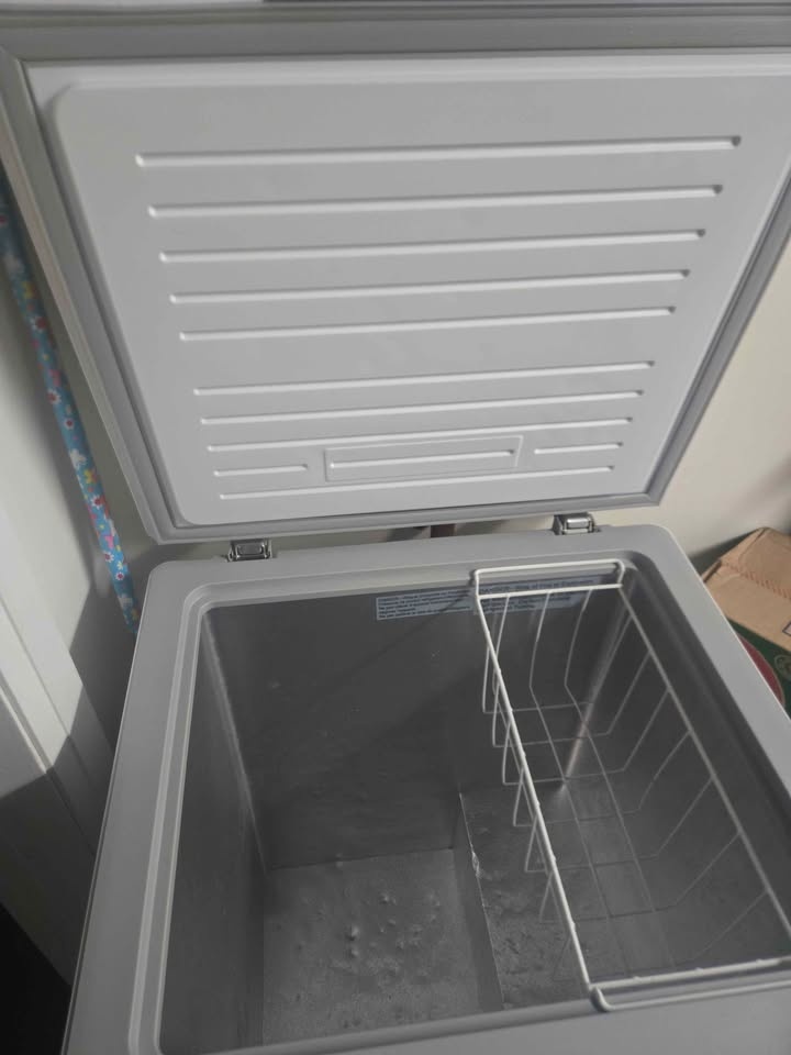 Midea 5-Cu-Ft Chest Freezer – Reliable & in Excellent Working Or - photo 3