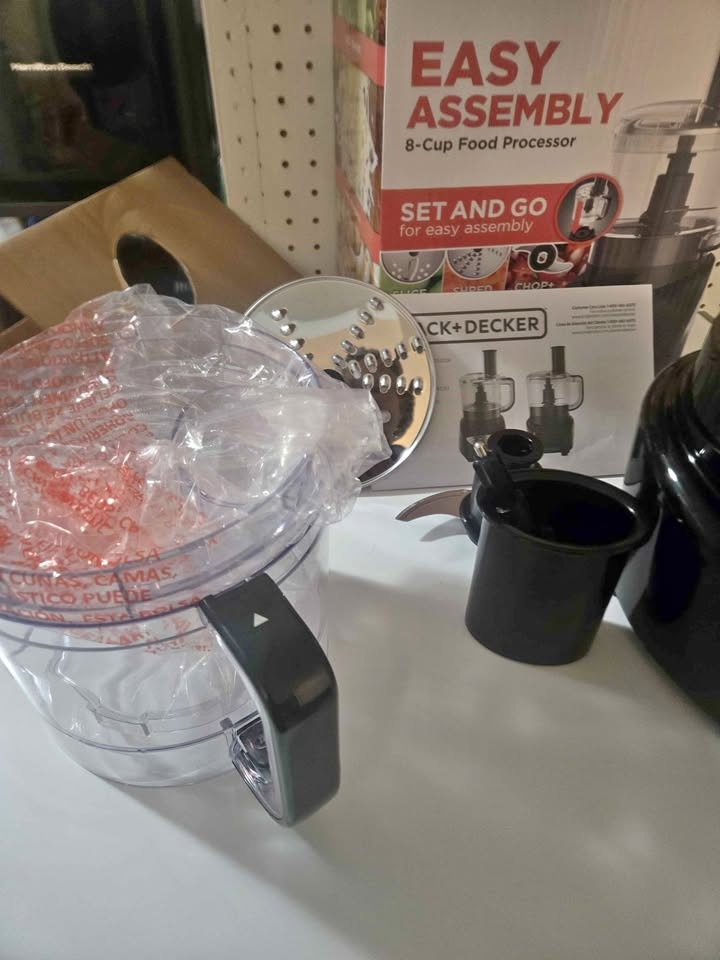 BRAND NEW Black+Decker 8-Cup Food Processor!