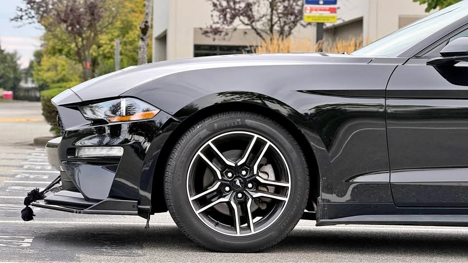 Mustang 18 inch alloy wheel with all season tyres