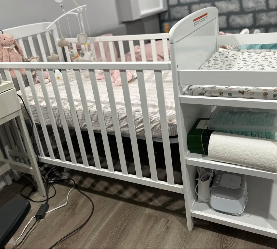 Baby crib and mattress - photo 2
