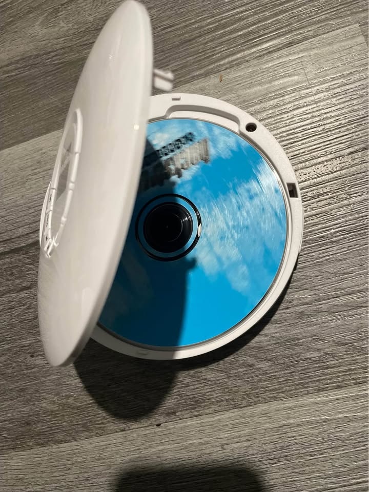 rechargeable CD Player! - photo 3