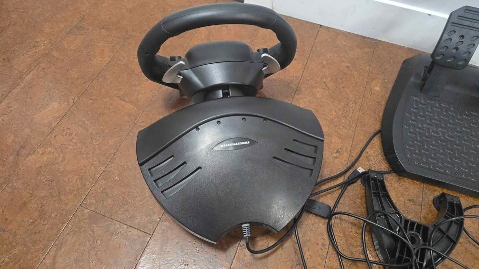 Thrustmaster T80 Ferrari Racing Wheel (PS5, PS4, PC) - photo 3