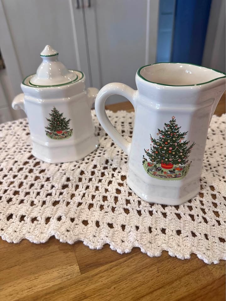 Sugar and creamer.