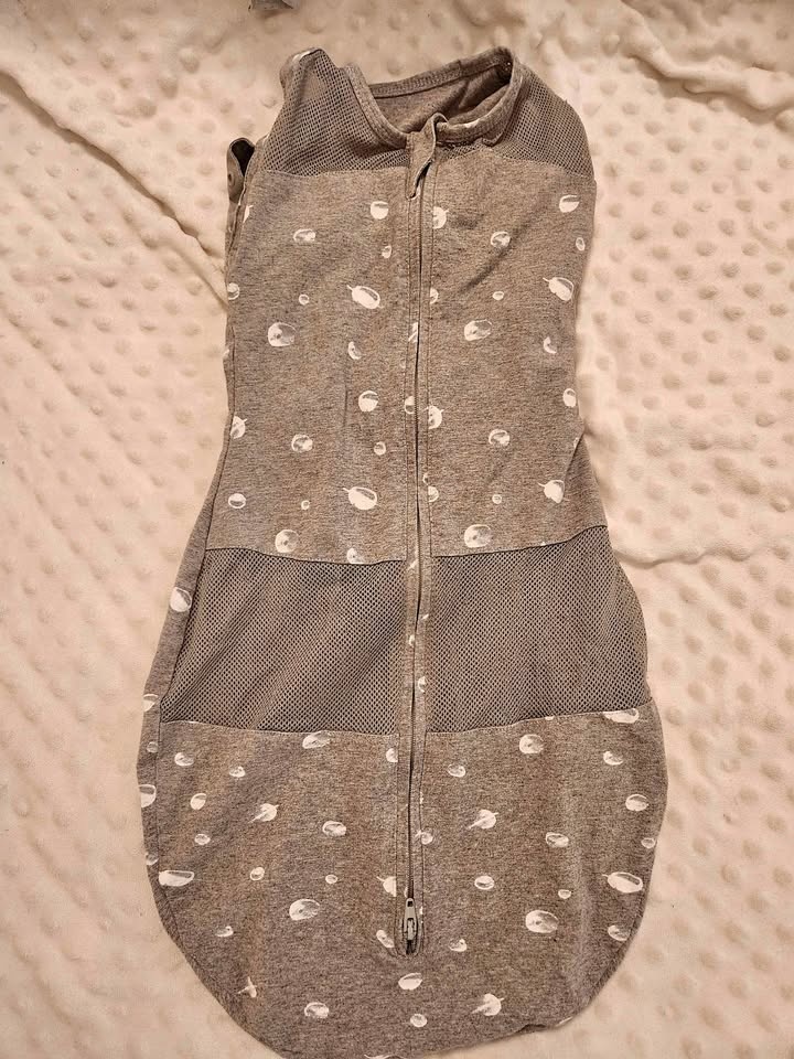 EUC Happiest Baby One Second Swaddle - Graphite Gray Planets
