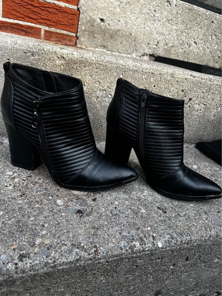 GUESS Heeled Booties Size 8 - photo 2