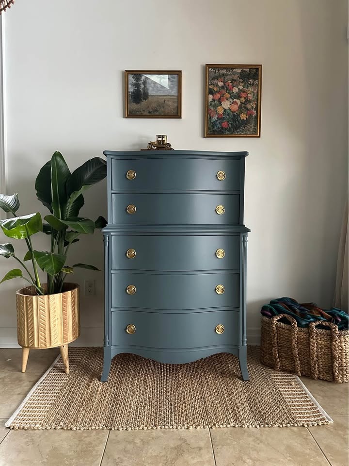 Gorgeous refinished Hepplewhite Vintage Dresser - photo 2