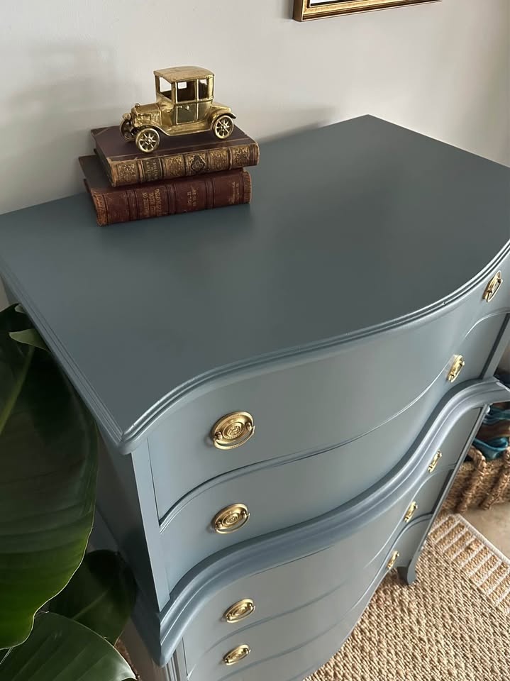 Gorgeous refinished Hepplewhite Vintage Dresser - photo 3