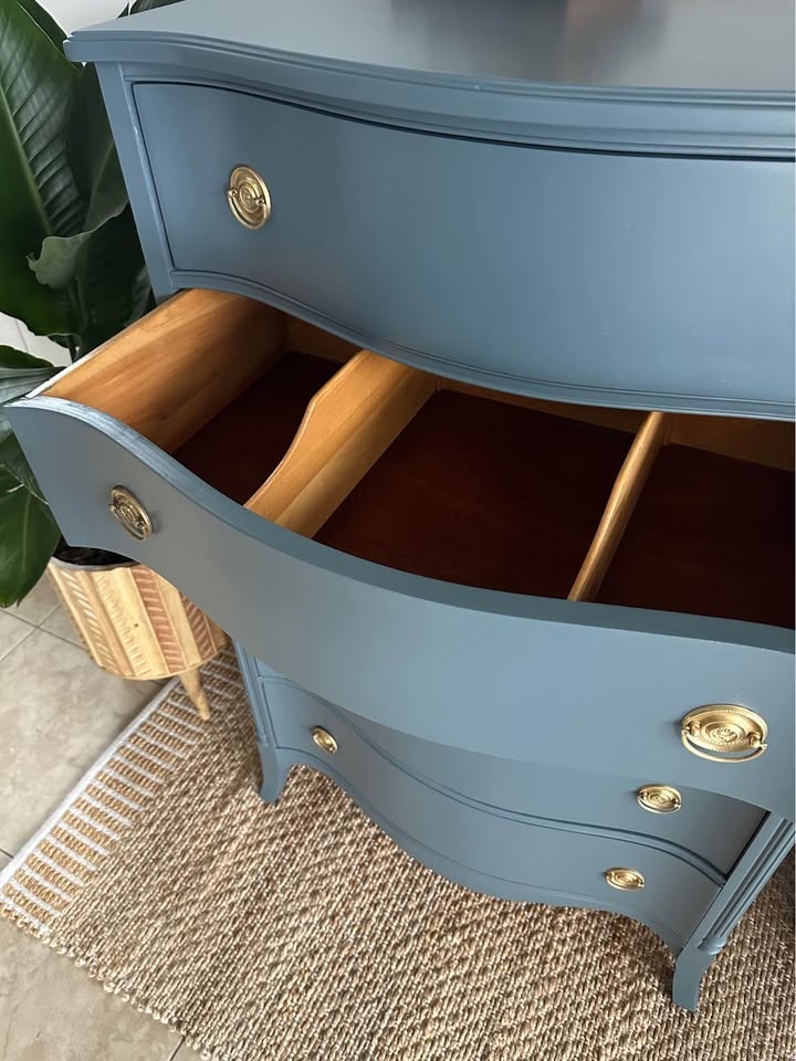 Gorgeous refinished Hepplewhite Vintage Dresser - photo 4