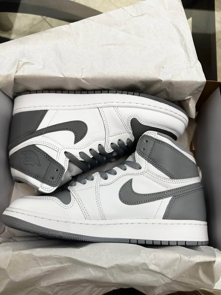 Jordan 1 Retro High OG Stealth 6.5Y / Women's 8 - photo 2