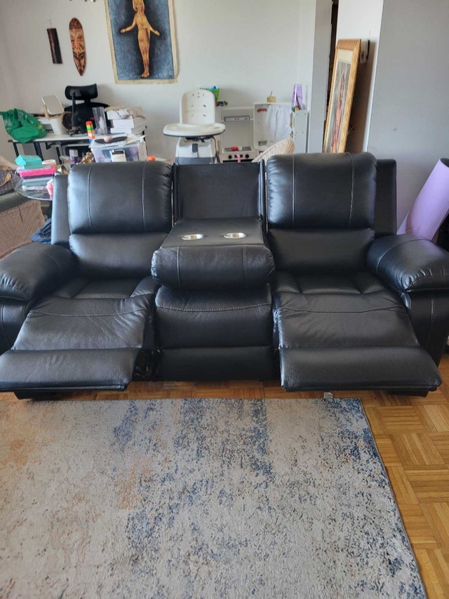 Beautiful 3 Piece Leather Like Couch Set - photo 2