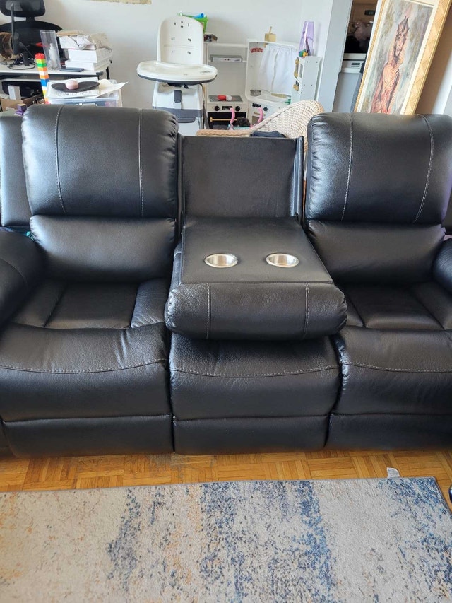 Beautiful 3 Piece Leather Like Couch Set - photo 3