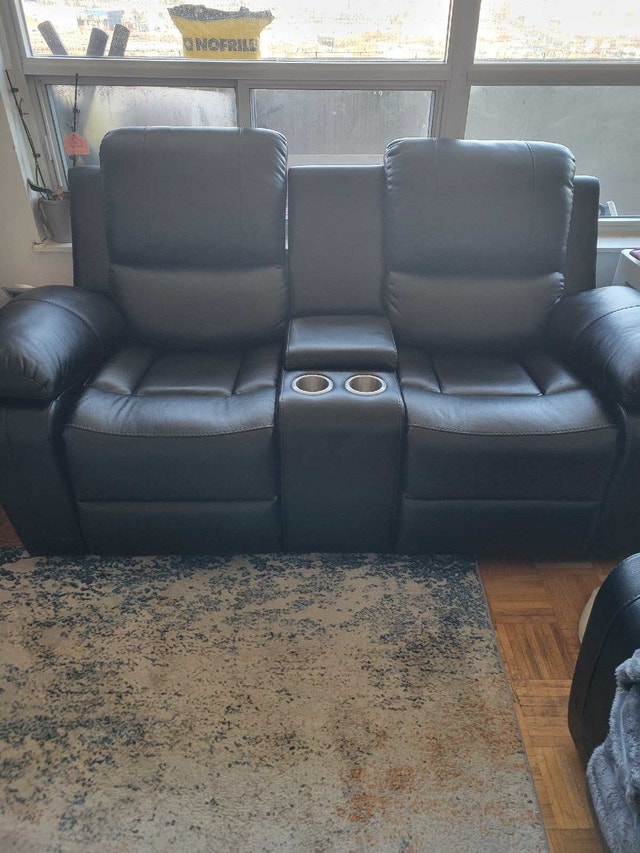 Beautiful 3 Piece Leather Like Couch Set - photo 4