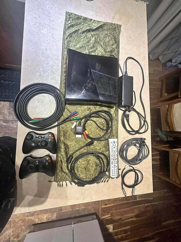🎮🕹️ Xbox 360 Slim Bundle – Fully Loaded!