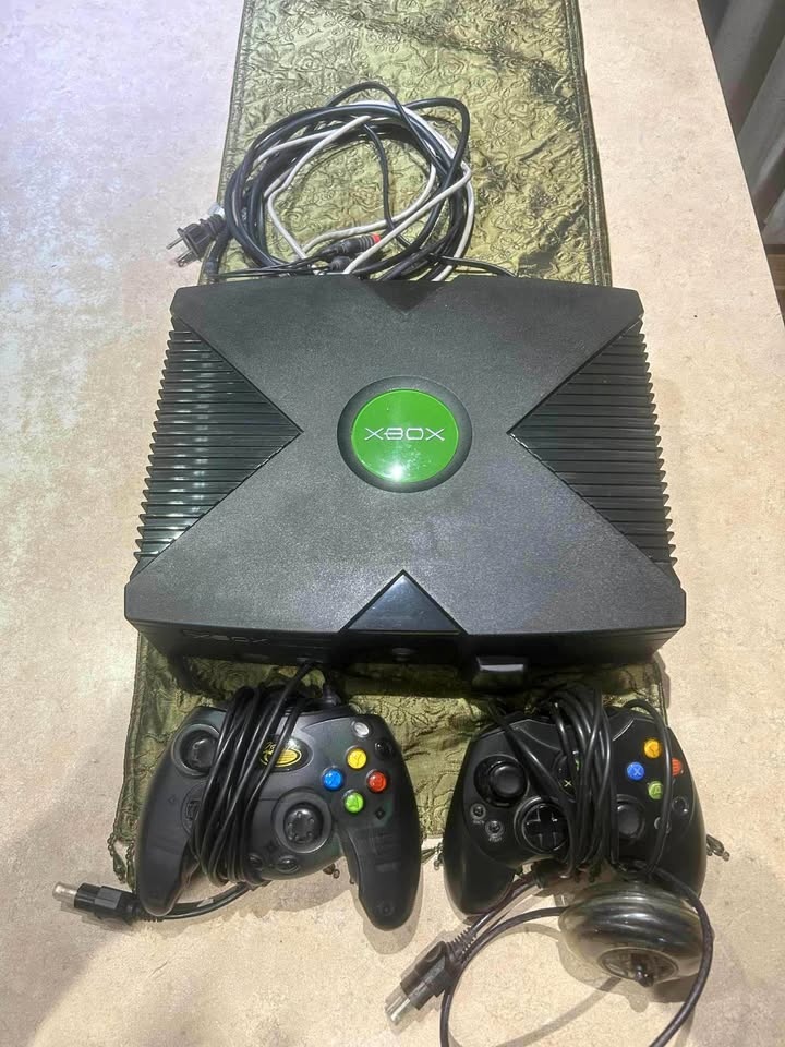 🎮 Original Xbox Console + 2 Controllers + Cables!