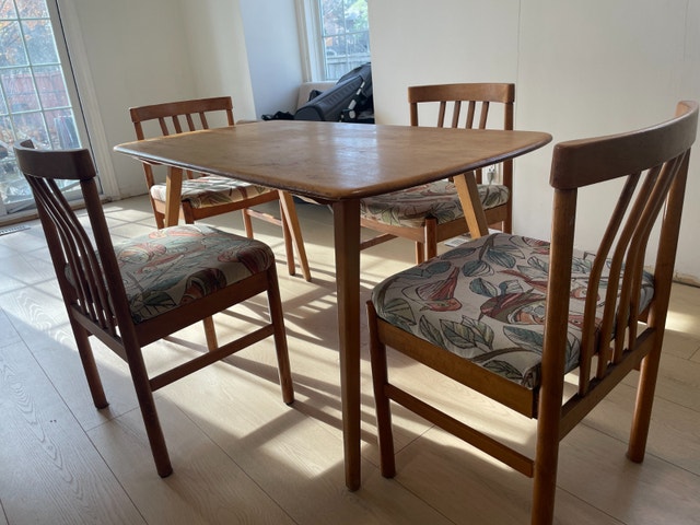 Mid Century Solid Oak Table $300,4 Chairs $150. Both $400 - photo 3