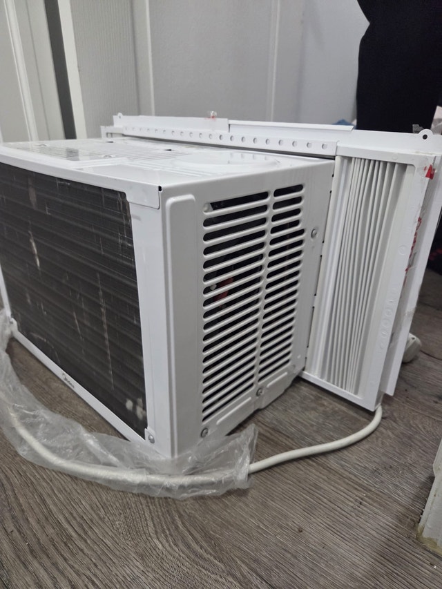 Midea Window AC - photo 2