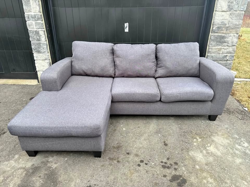 FREE DELIVERY✅ GREY SECTIONAL COUCH / SOFA w/ REVERSIBLE CHAISE