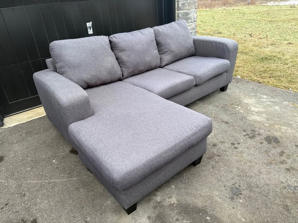 FREE DELIVERY✅ GREY SECTIONAL COUCH / SOFA w/ REVERSIBLE CHAISE - photo 2