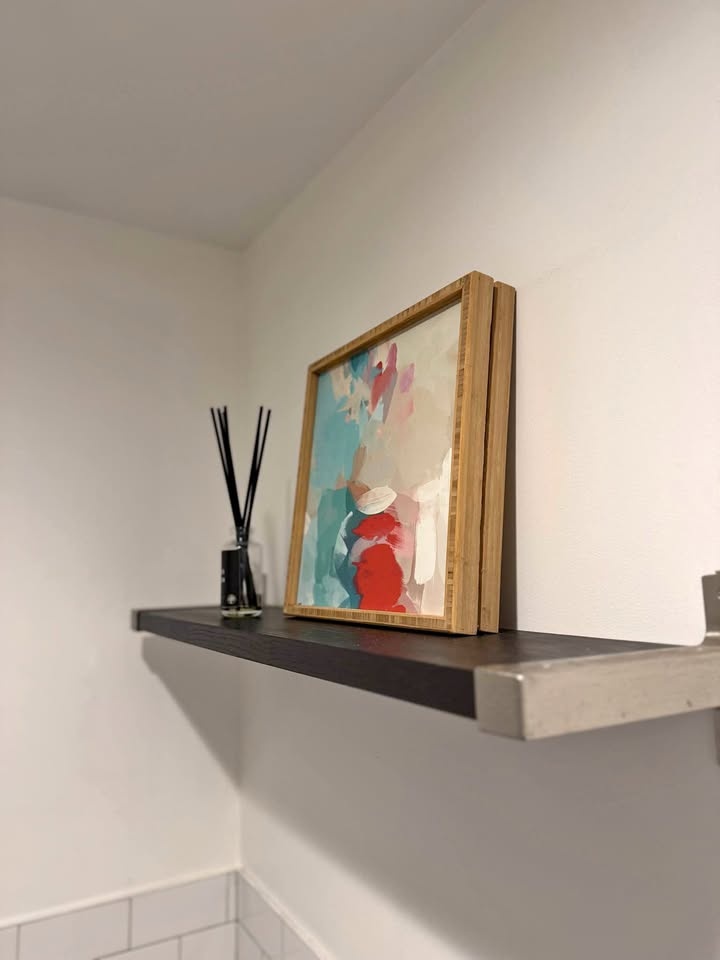 Wallmounted glass Stand