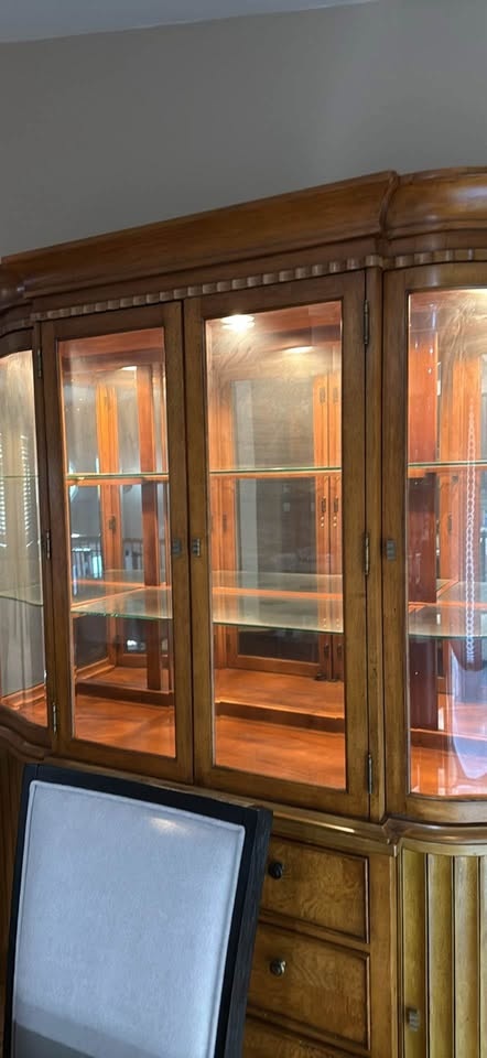 Free China Cabinet w/light. Must pick up in Putnam Valley - photo 3