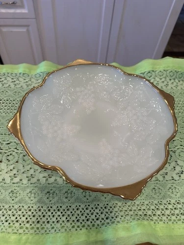 Anchor Hocking Fire King Milk Glass with A Gold Trim. Made In US - photo 2