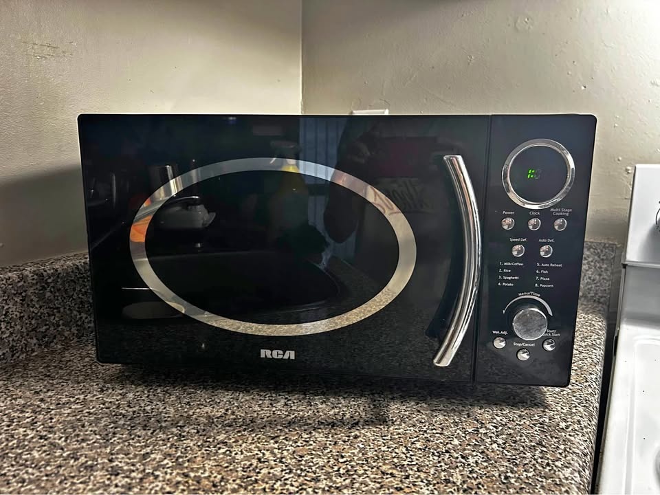 RCA RMW987 Black 0.9 Cu Retro Microwave