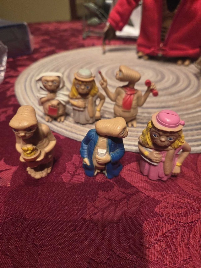 E.T. Figures