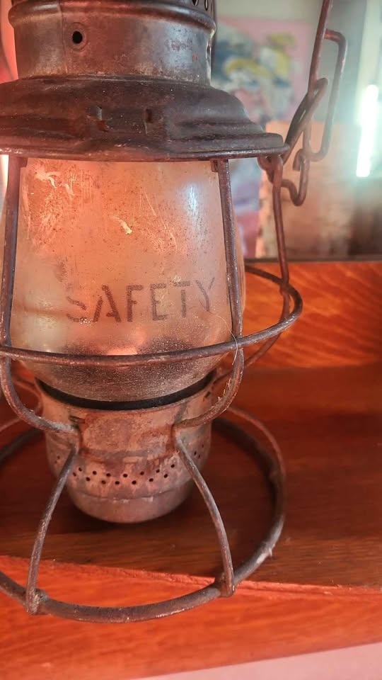 Antique Railroad Lantern - photo 2