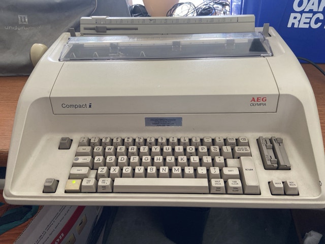 AEG Olympia Compact 1 Typewriter