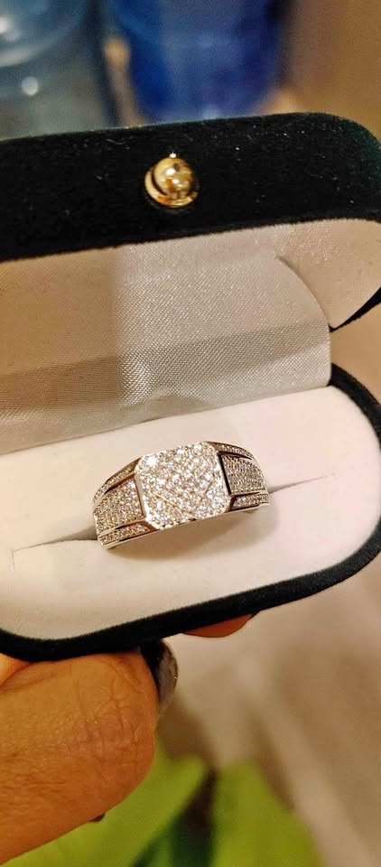 Brand new beautiful cluster diamond certified cultivated men's r