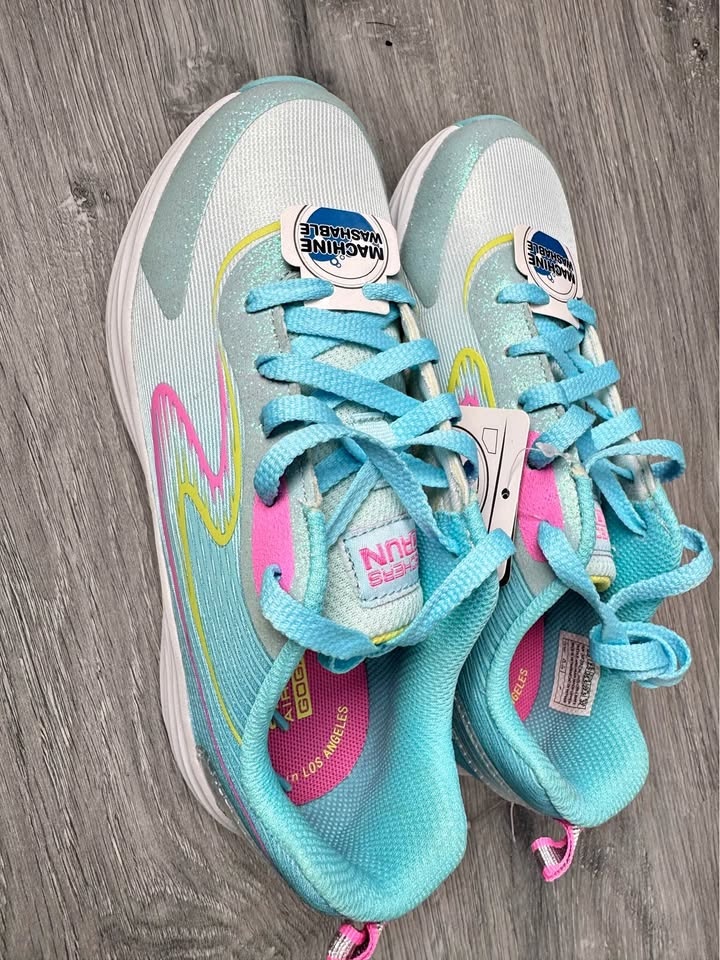 Brand new Skechers girls running shoes size 3.5 (22.5cm)