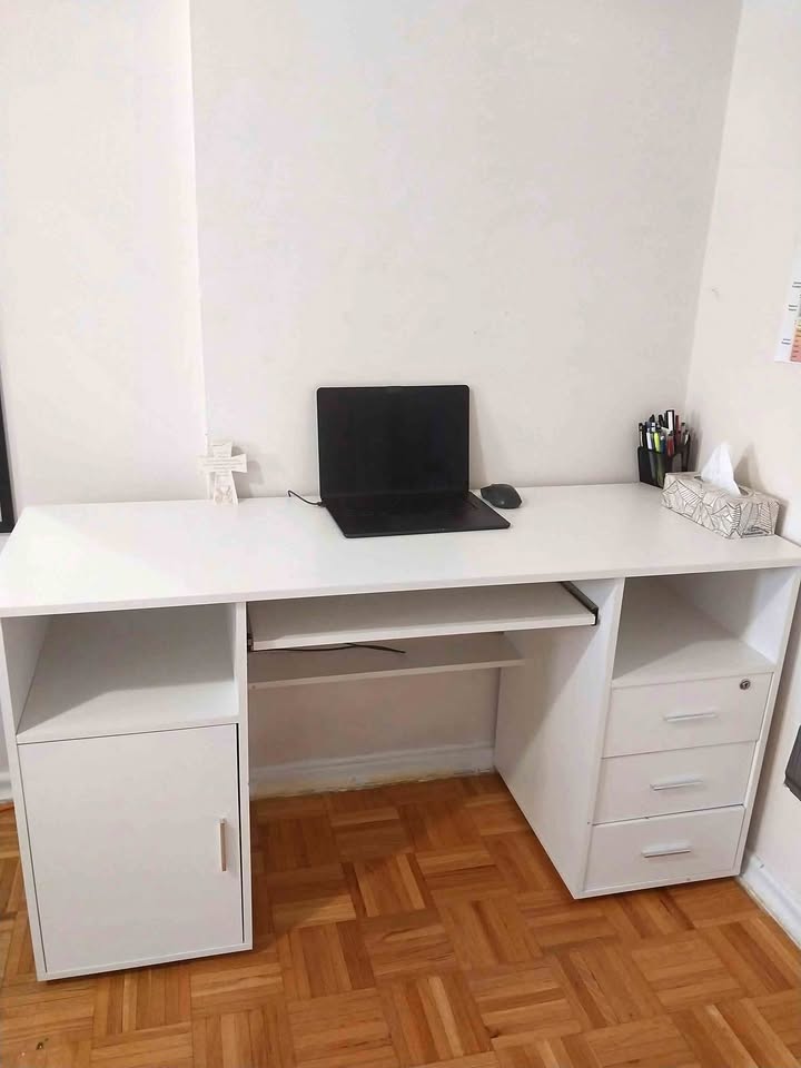 Moving Sale: Office desk , chair, and free ajustable laptop desk