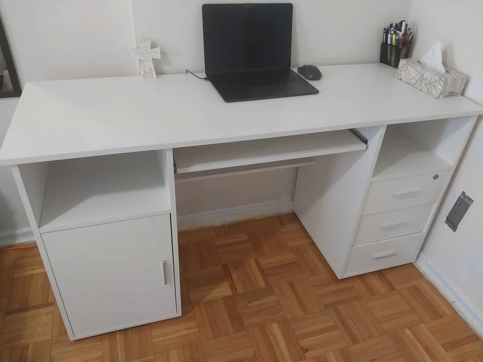 Moving Sale: Office desk , chair, and free ajustable laptop desk - photo 2