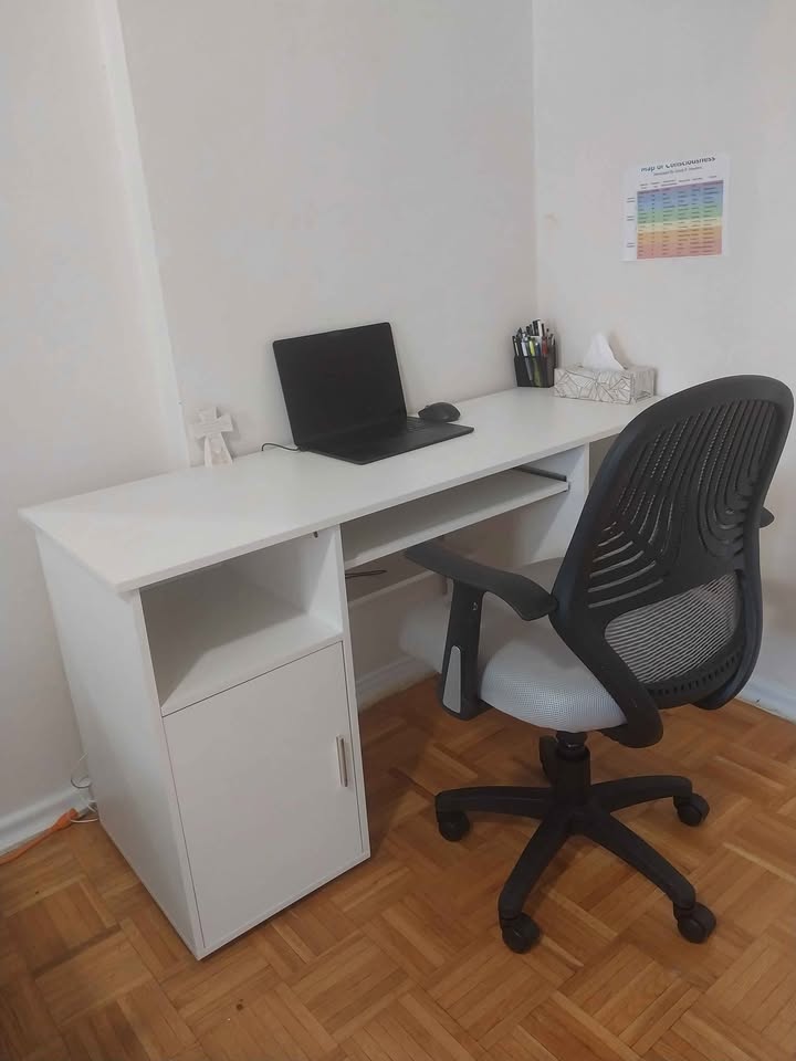 Moving Sale: Office desk , chair, and free ajustable laptop desk - photo 3