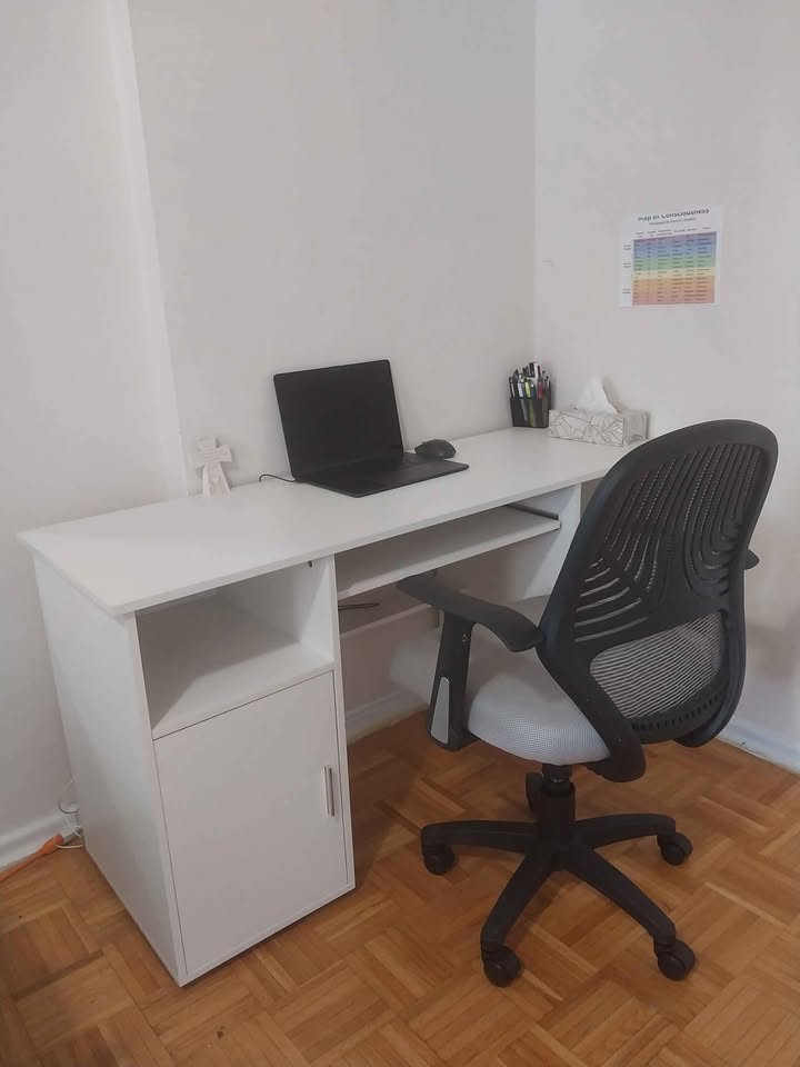 Moving Sale: Office desk , chair, and free ajustable laptop desk - photo 4