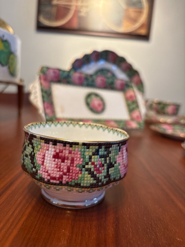 Royal Albert Crown China Needlepoint - photo 2
