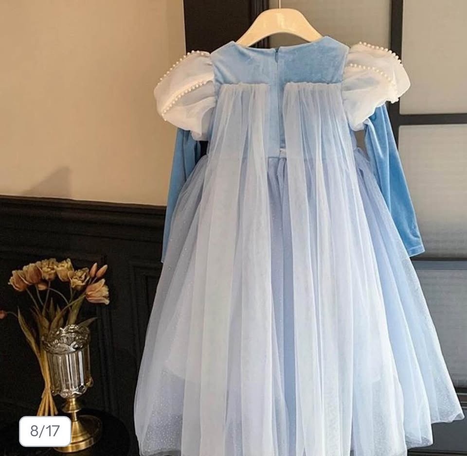 Like new Elsa dress 6-7T - photo 2
