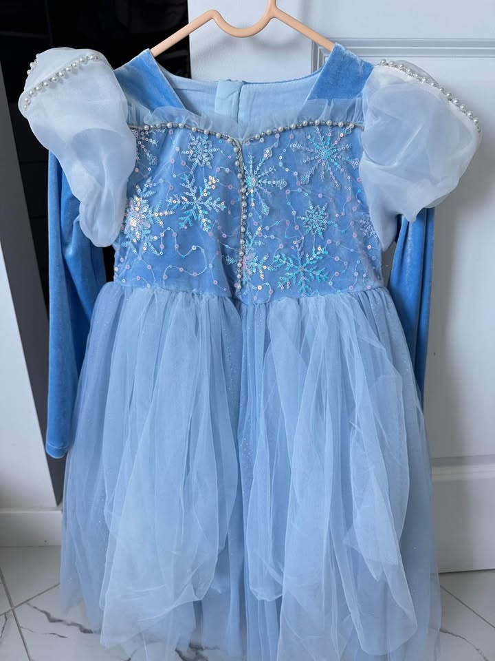 Like new Elsa dress 6-7T - photo 4
