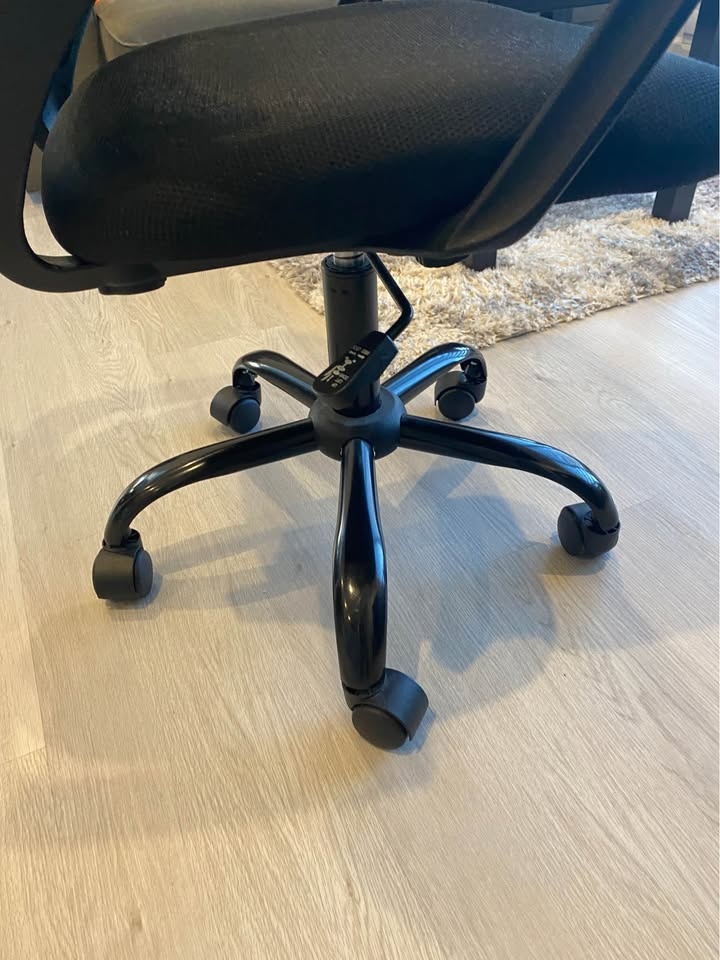 Office Chair $35 + chair mat for free - photo 4