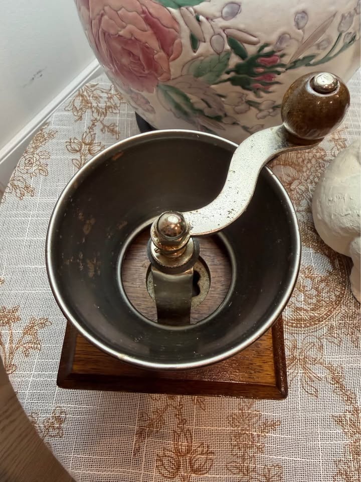 Vintage Manual Coffee Grinder (circa 1900) - photo 2