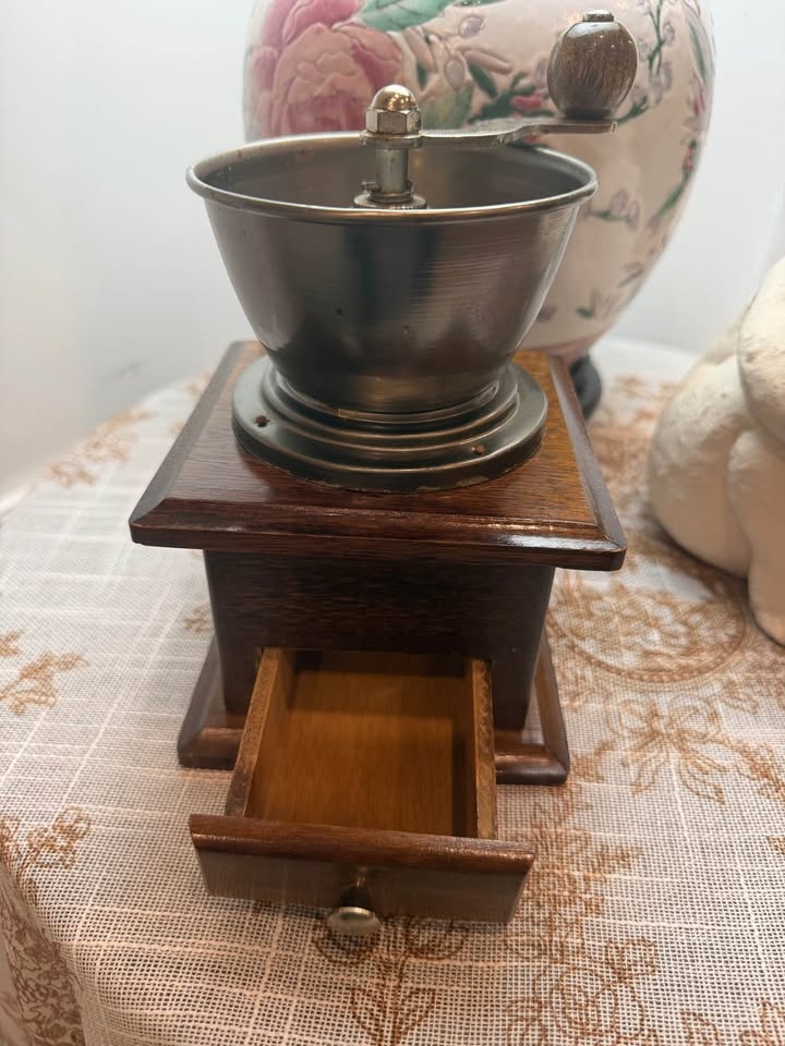 Vintage Manual Coffee Grinder (circa 1900) - photo 3