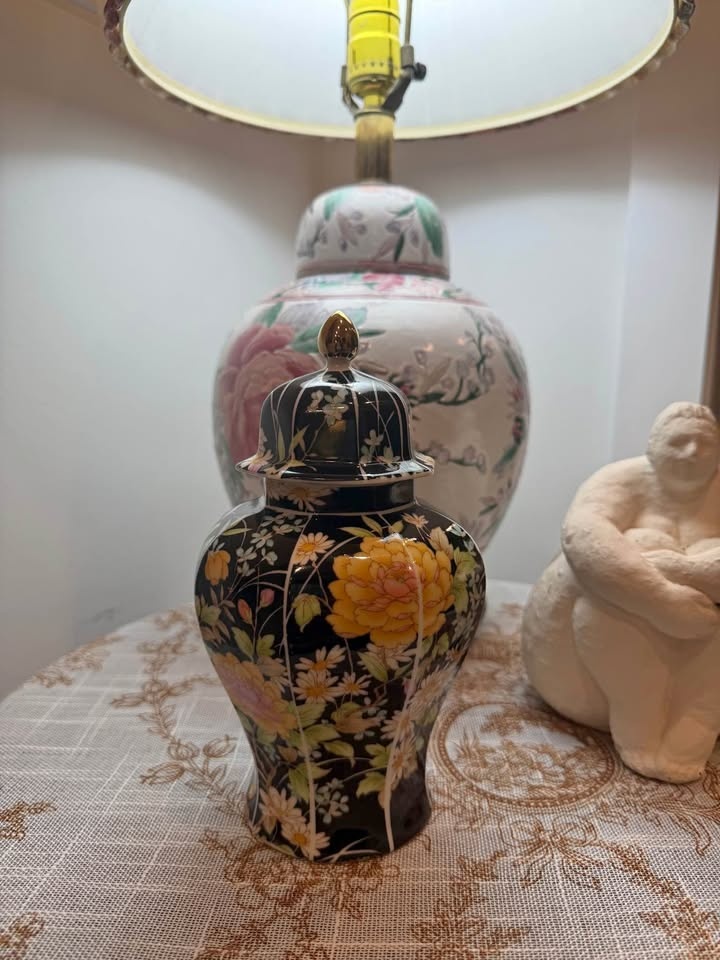 Elegant Hand-Painted Porcelain Ginger Jar – 22 cm Tall